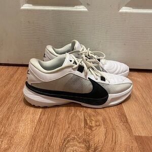 Nike Giannis freak 5 white and black basketball shoes 8.5 men
